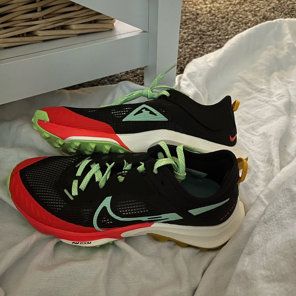 Nike womens Air Zoom Terra Kiger 8 Running